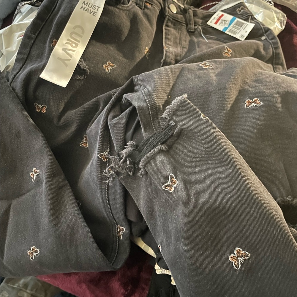 BNWT Mom jeans with butterflies Size 9 - Picture 3 of 3